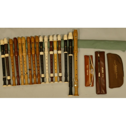 987 - 17 various wood and plastic recorders, 3 with zipped cases, makers include Moeck, Yamaha, Aulos , Ha... 