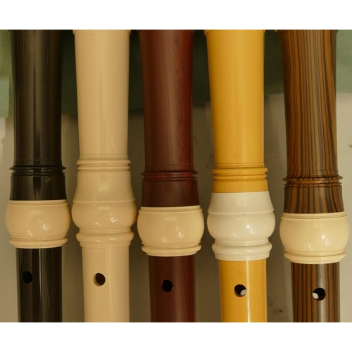 987 - 17 various wood and plastic recorders, 3 with zipped cases, makers include Moeck, Yamaha, Aulos , Ha... 