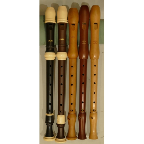 987 - 17 various wood and plastic recorders, 3 with zipped cases, makers include Moeck, Yamaha, Aulos , Ha... 