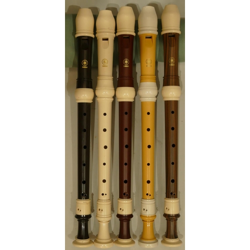 987 - 17 various wood and plastic recorders, 3 with zipped cases, makers include Moeck, Yamaha, Aulos , Ha... 