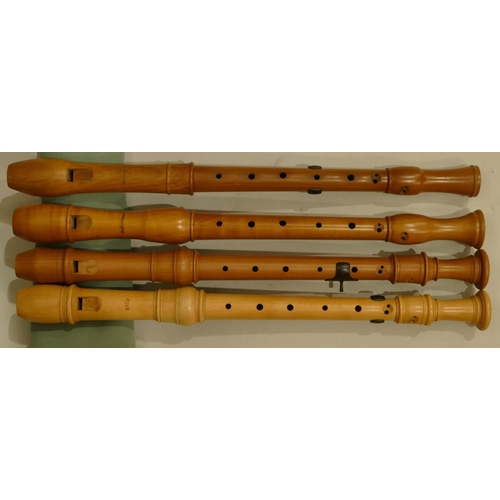 987 - 17 various wood and plastic recorders, 3 with zipped cases, makers include Moeck, Yamaha, Aulos , Ha... 