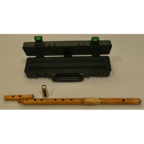 995 - A Buffet Crampon & Cie A Paris  B12 clarinet, cased and a wood flute 66cm long in McNeela case (1 po... 