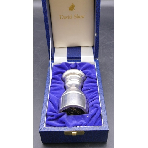 467 - A modern London silver grinder, 1987, maker David Shaw in fitted blue leather case, 11cm high