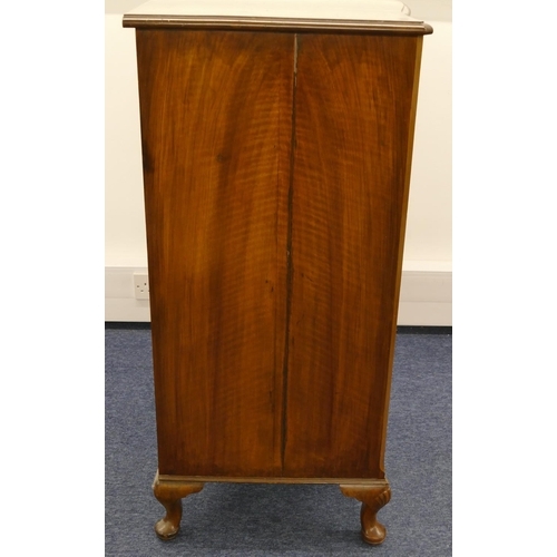 1157 - A walnut and mahogany serpentine fronted chest of drawers with 5 long graduated drawers and drop bra... 