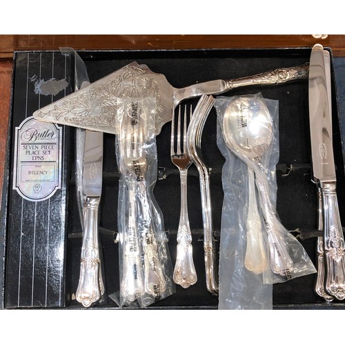 6144 - A Butler silver plated 8-place setting King's pattern flatware service, 1 coffee spoon and 3 fish kn... 