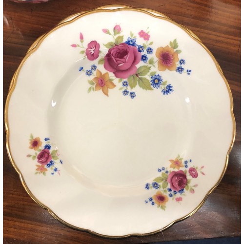 6174 - A Royal Victoria Summer Rose part tea service, 6 dinner plates, 7 side plates, 7 saucers, 6 cups, su... 