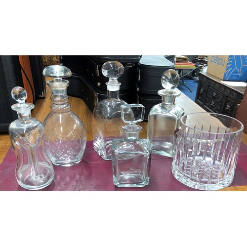 6176 - A good quality heavy crystal decanter with engraved bird to front, with stopper, 4 other decanters a... 