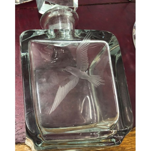 6176 - A good quality heavy crystal decanter with engraved bird to front, with stopper, 4 other decanters a... 