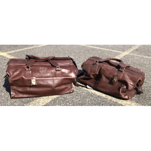 6179 - 2 brown leather weekend bags with handles and shoulder strap.