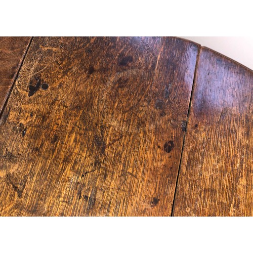 7087 - An oval topped drop leaf oak occasional table on turned legs, 62cm high, top when open 91cm x 104cm.... 