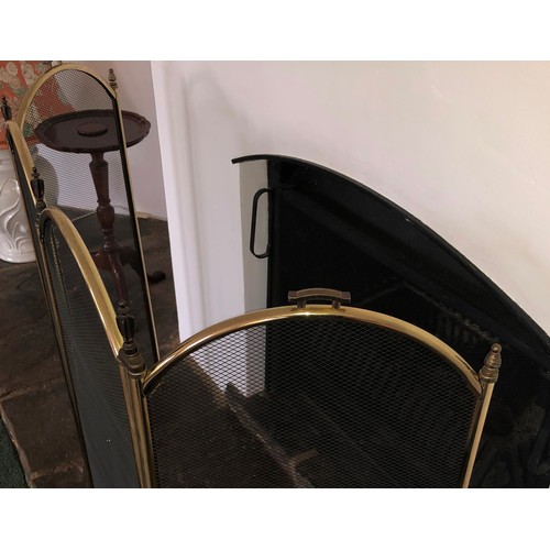 7083 - A modern 4 panel fire screen with brass coloured edging, 81cm high, 131cm wide. (not held by PFW)