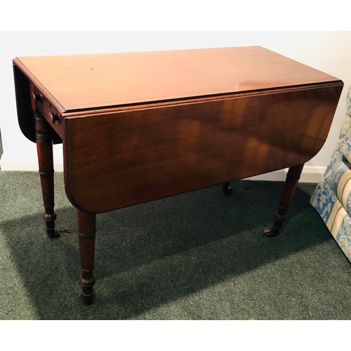 7077 - A good quality mahogany Pembroke table with 2 drop leaves, turned legs on castors, 72m high, top whe... 