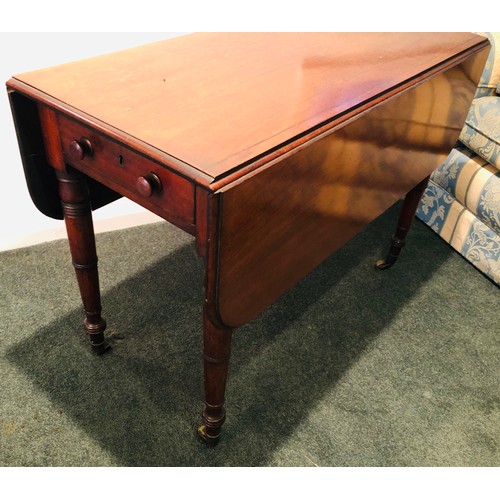 7077 - A good quality mahogany Pembroke table with 2 drop leaves, turned legs on castors, 72m high, top whe... 