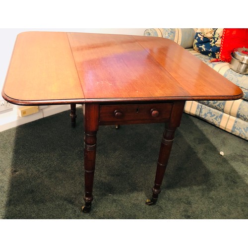 7077 - A good quality mahogany Pembroke table with 2 drop leaves, turned legs on castors, 72m high, top whe... 