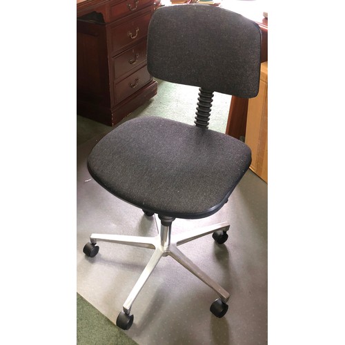 7064 - An office chair on wheels with grey fabric seat and back. (not held by PFW)