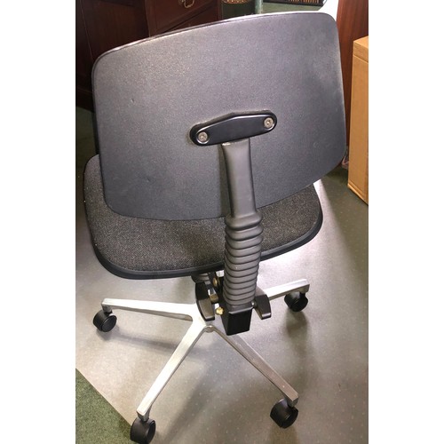 7064 - An office chair on wheels with grey fabric seat and back. (not held by PFW)