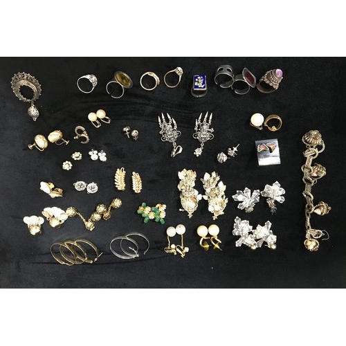 7106 - A large quantity of costume jewellery including earrings, brooches, pendants, rings and bracelets.