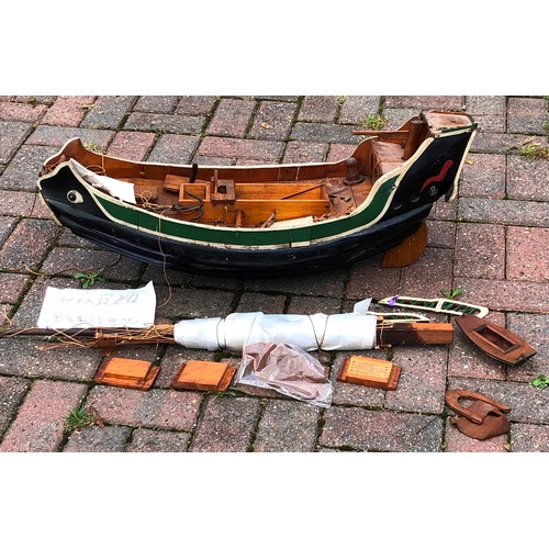 7112 - A wooden model boat of a Chinese junk 