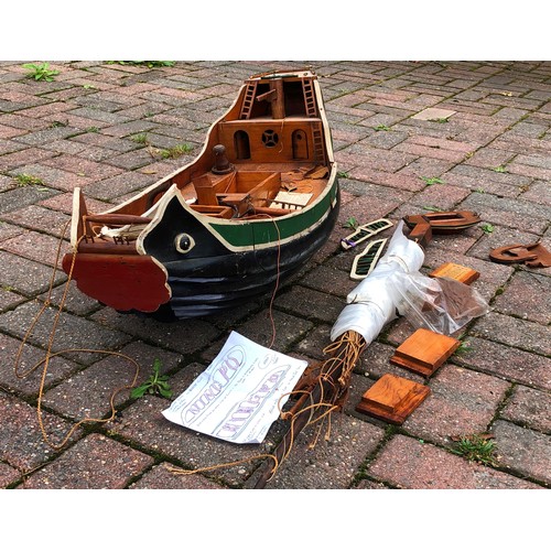 7112 - A wooden model boat of a Chinese junk 