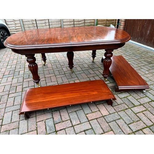 7147 - A large good quality mahogany Victorian style key wind dining table with 4 extra leaves, on 5 turned... 