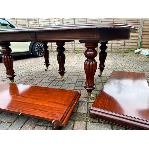 7147 - A large good quality mahogany Victorian style key wind dining table with 4 extra leaves, on 5 turned... 