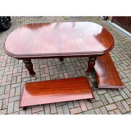 7147 - A large good quality mahogany Victorian style key wind dining table with 4 extra leaves, on 5 turned... 