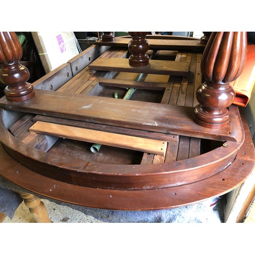 7147 - A large good quality mahogany Victorian style key wind dining table with 4 extra leaves, on 5 turned... 