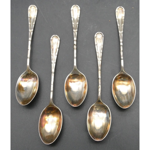 170 - A set of 5 Sheffield silver teaspoons, cased, a set of 6 Sheffield handled butter knives with shell ... 