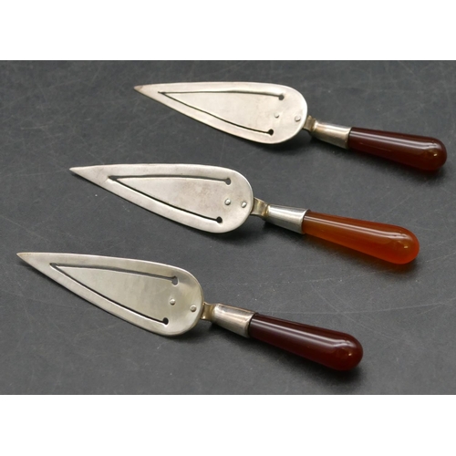 227 - 3 925 silver bookmarks in the form of trowels with hardstone handles (3)