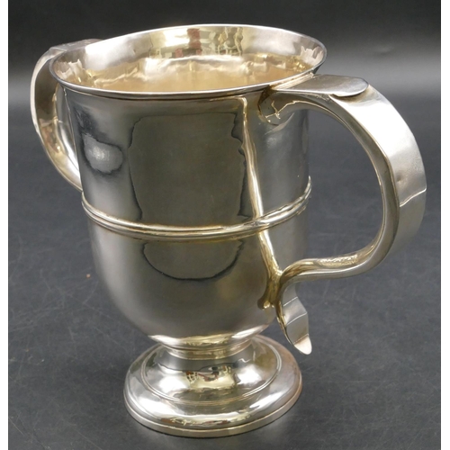 237 - A George II silver 2-handled cup on sweeping foot, London 1752 (marks rubbed), 14cm high, 10.6oz