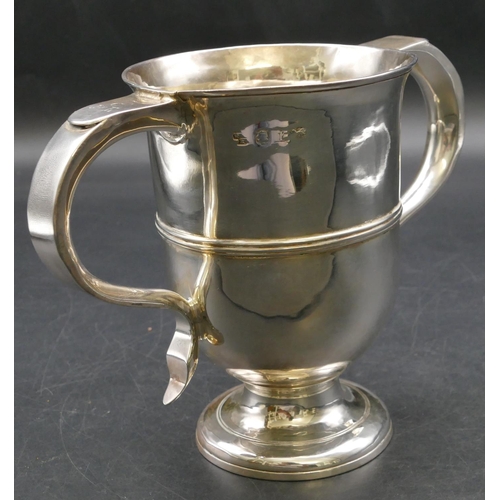 237 - A George II silver 2-handled cup on sweeping foot, London 1752 (marks rubbed), 14cm high, 10.6oz