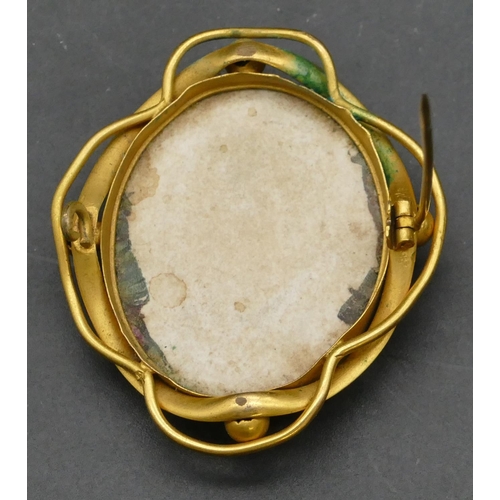 252 - A gilt metal brooch with pierced rim, depicting 2 figures, 5.5cm high