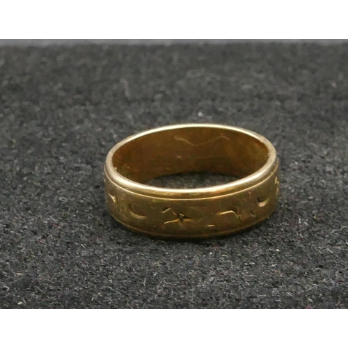 267 - A 9ct gold wedding ring, Size N/O, 3.6 grams