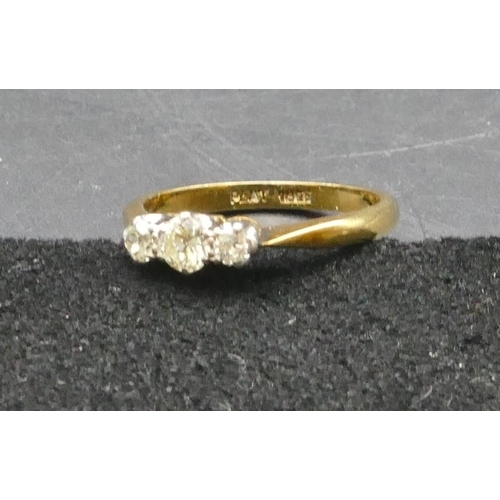 283 - An 18ct gold ladies' 3-stone diamond ring (centre diamond approx. 0.15 carat), Size M/N, 2.5 grams g... 