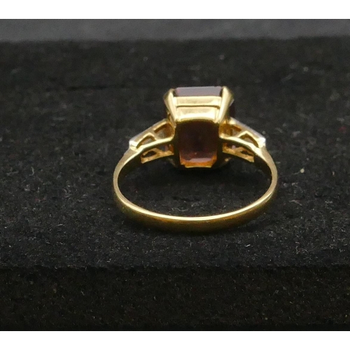 284 - An 18ct gold ladies' ring set with pale garnet and mounted with bagutte diamonds to shoulders, Size ... 