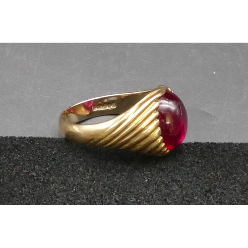 287 - A 9ct gold gentlemen's ring set with red cabachon shaped stone, reeded shoulders, Size R/S, 5.4 gram... 