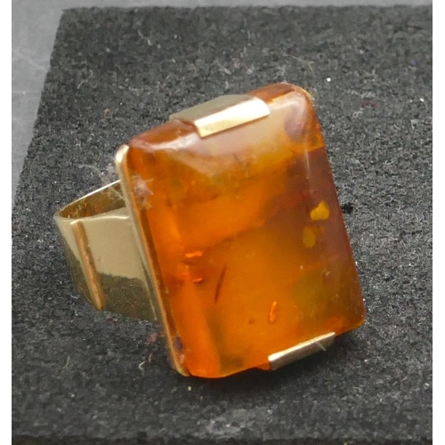 294 - A 14ct gold rectangular shaped amber ring, Size Y, 12.2 grams gross