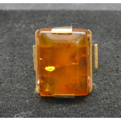 294 - A 14ct gold rectangular shaped amber ring, Size Y, 12.2 grams gross