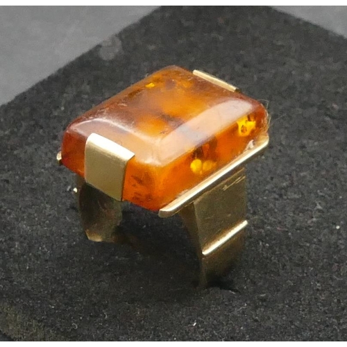 294 - A 14ct gold rectangular shaped amber ring, Size Y, 12.2 grams gross