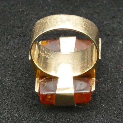 294 - A 14ct gold rectangular shaped amber ring, Size Y, 12.2 grams gross