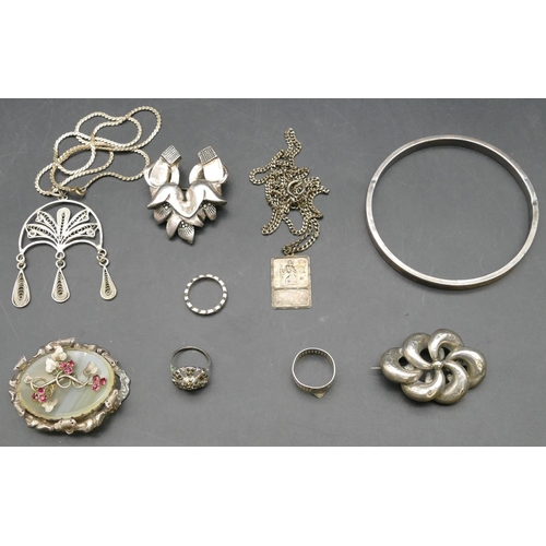 302 - A silver bangle, 3 silver brooches, 2 silver pendants with chains, 3 silver rings (9)