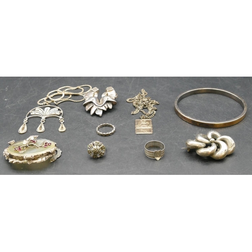 302 - A silver bangle, 3 silver brooches, 2 silver pendants with chains, 3 silver rings (9)