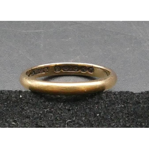 307 - A 9ct gold small signet ring, Size H/I, a 9ct gold wedding ring, Size K, 3.3 grams (2)