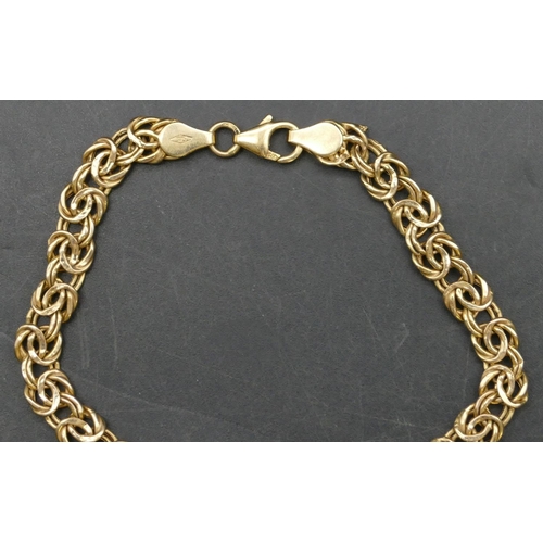 391 - A 9ct gold flat double linked bracelet, 4.2 grams