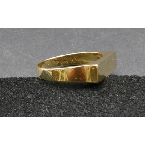 409 - A 14ct gold rectangular shaped signet ring, Size P/Q, 2.8 grams gross