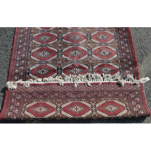 515 - A modern Indian Kashmir rug on white and rust coloured ground with 3 x 8 elephant foot medallions, 1... 