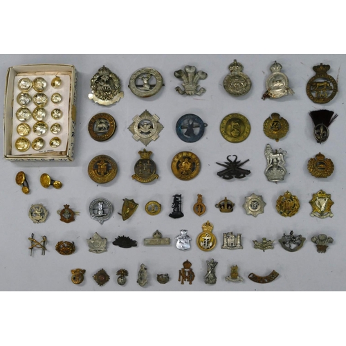 552 - 48 various loose military and other cap badges etc, also a small quantity of buttons