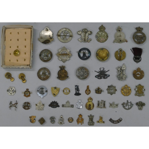 552 - 48 various loose military and other cap badges etc, also a small quantity of buttons