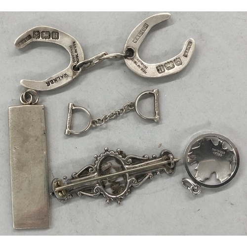 442 - A silver nugget pendant, 2 silver pendants in the form of horseshoes, another silver pendant, a sing... 