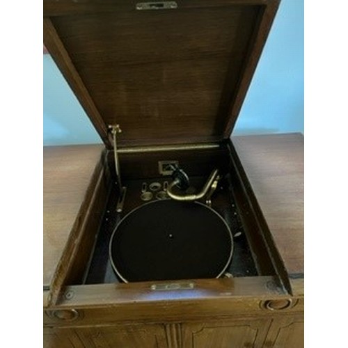 7161 - A wood cased Master Voice Model 261 gramophone with various 78